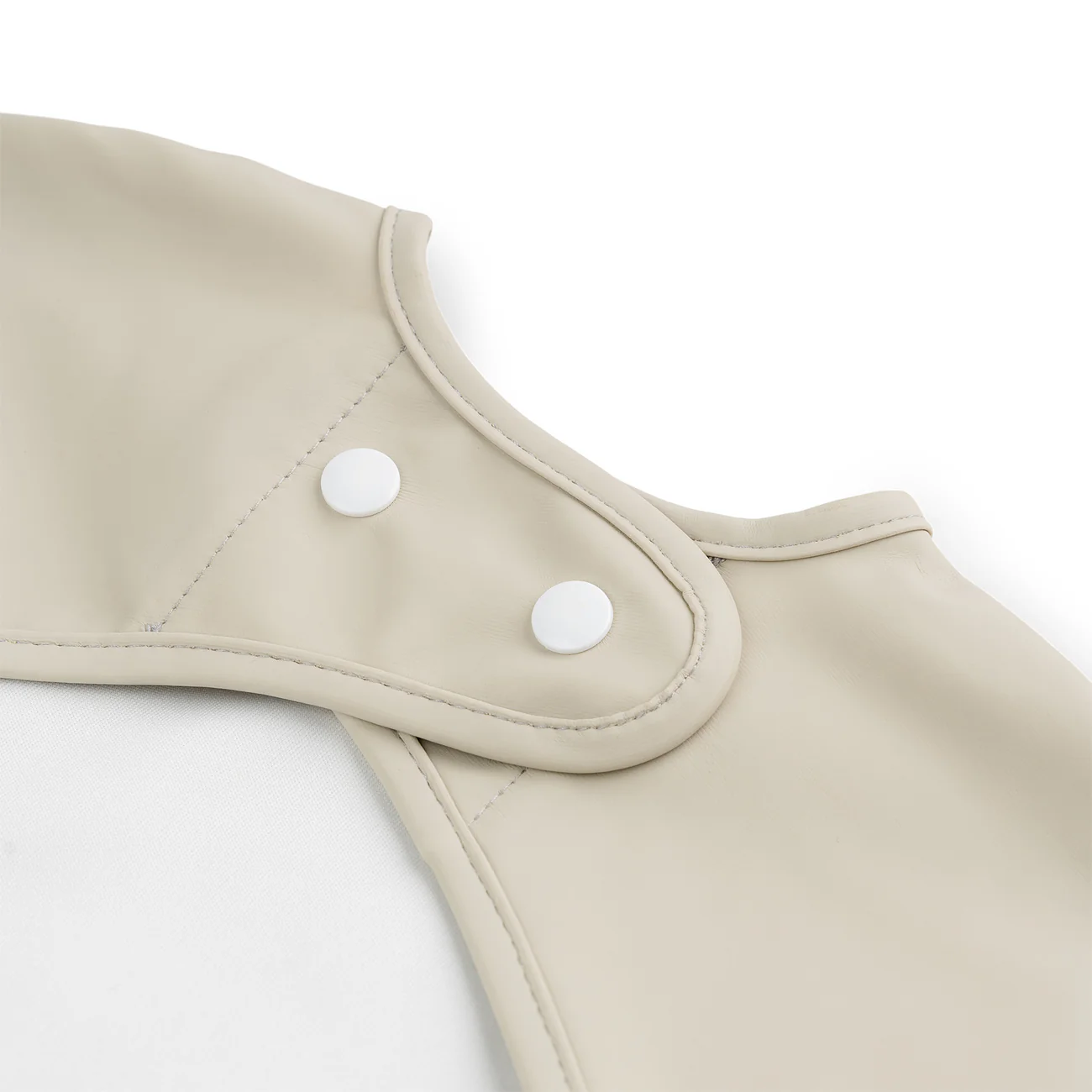 Babero con bolsillo y mangas – Lalee – Arena